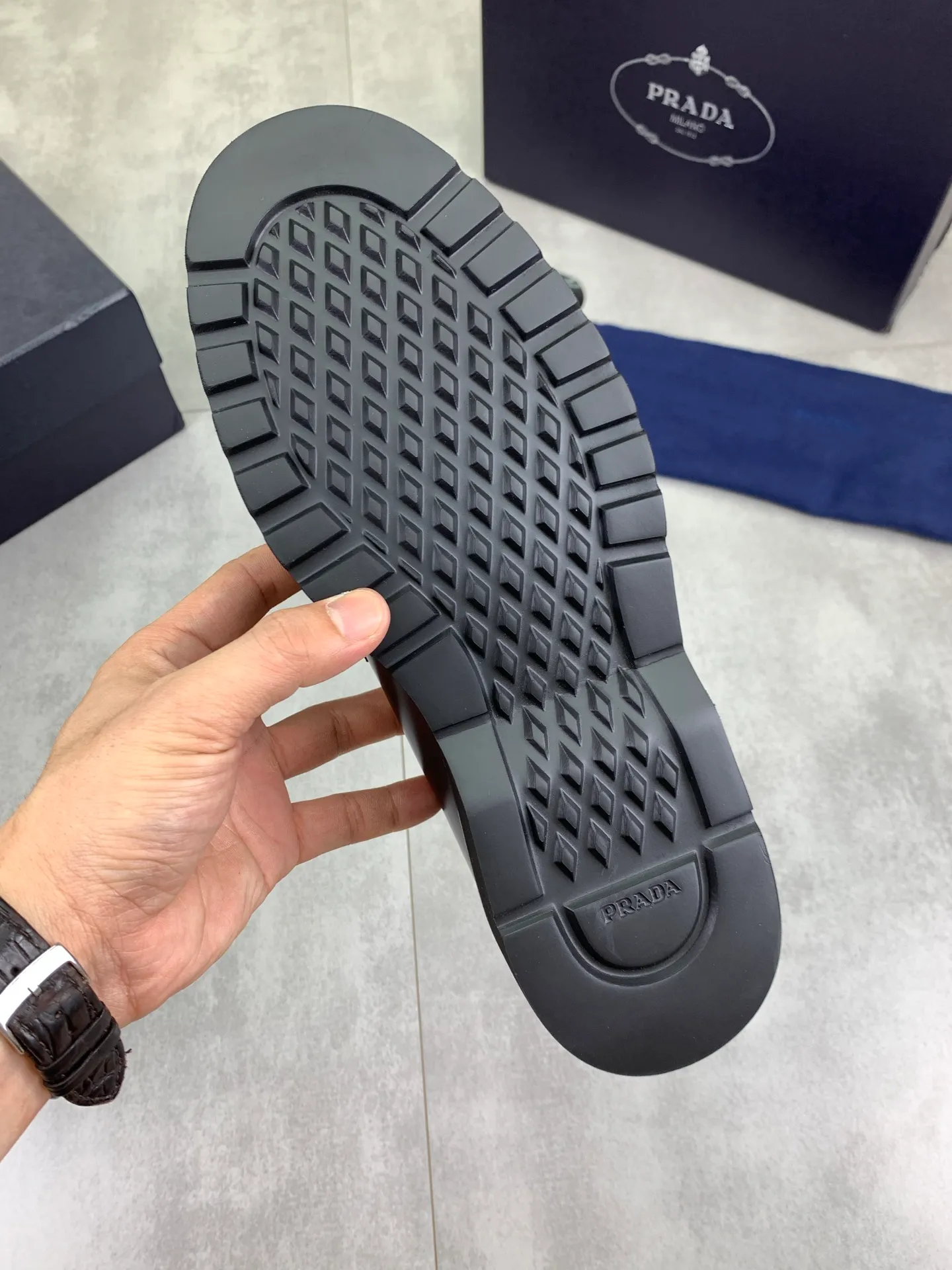 Factory price P880💰Original quality, top version🔱 ＰＲＡＤＡPrada. Men’s business casual leather shoes, top quality products. 1:1 shipment⬆️Luxurious and noble👞All imported original color-brushed edge beads, just to create a more comfortable wearing experience. Upper: Original comfortable open-edge bead rubbed color calfskin➕Top imported water-dyed full cow lining, original high-end lightweight and comfortable TPU foam combination bottom✔️Code number: 39-44 (38 45) 46 47 can be customized)
